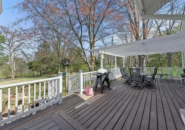 Photo 3 of Single Family Residence at 40 Village Ct, Saint Peters, MO 63376 | MLS# MIS25016591 |  | Sold on 2025-05-15