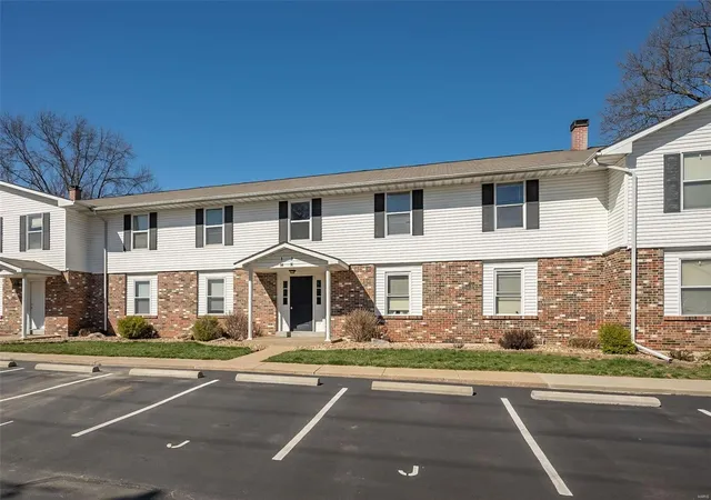 Photo 3 of Condominium at 2200 Willott Rd #J, Saint Peters, MO 63376 | MLS# MIS25016660 | | Sold on 2025-04-17