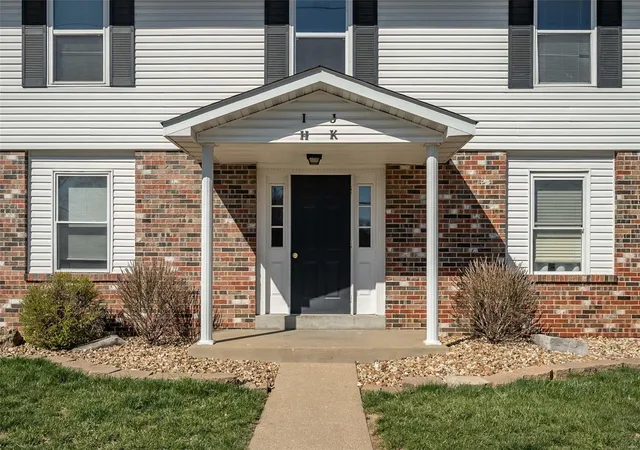 Photo 4 of Condominium at 2200 Willott Rd #J, Saint Peters, MO 63376 | MLS# MIS25016660 | | Sold on 2025-04-17