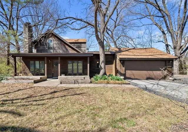 Photo 1 of Single Family Residence at 1111 Basswood Ln, Saint Louis, MO 63132 | MLS# MIS25016727 |  | Sold on 2025-05-14