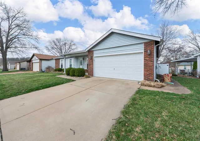 Photo 2 of Single Family Residence at 6157 Clovergreen Pl, Saint Louis, MO 63129 | MLS# MIS25016884 |  | Sold on 2025-04-25