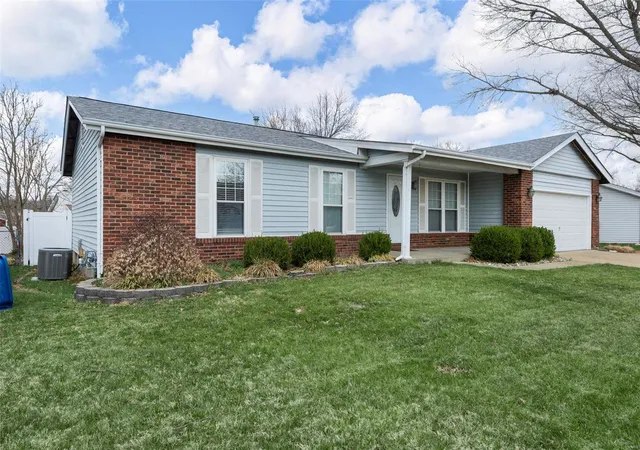 Photo 3 of Single Family Residence at 6157 Clovergreen Pl, Saint Louis, MO 63129 | MLS# MIS25016884 |  | Sold on 2025-04-25