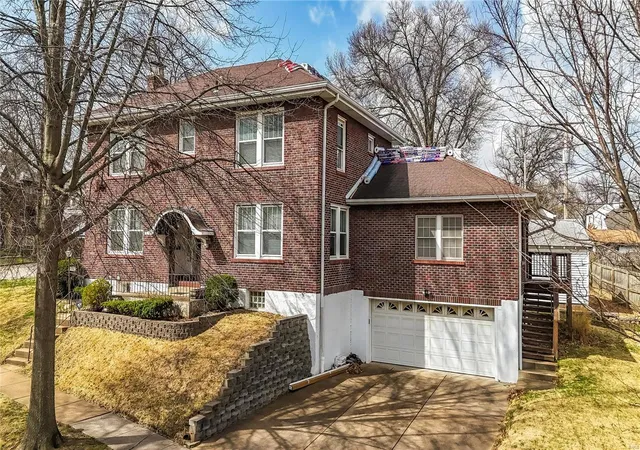 Photo 3 of Single Family Residence at 1211 Boland Pl, Saint Louis, MO 63117 | MLS# MIS25016908 | | Sold on 2025-05-14
