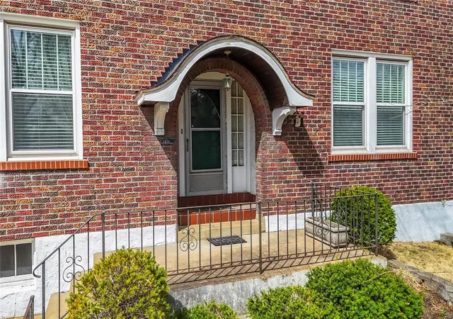 Photo 4 of Single Family Residence at 1211 Boland Pl, Saint Louis, MO 63117 | MLS# MIS25016908 | | Sold on 2025-05-14