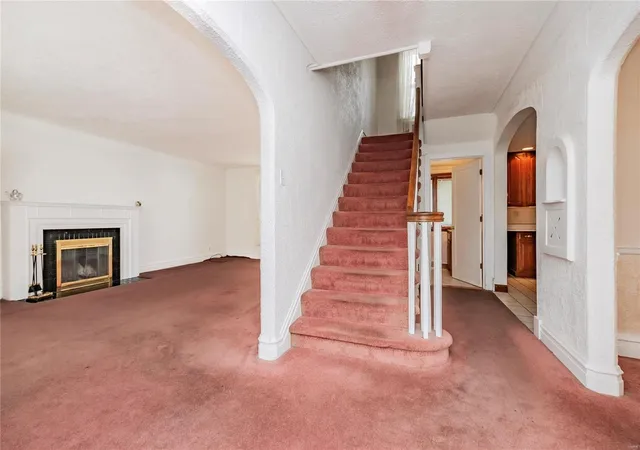 Photo 5 of Single Family Residence at 1211 Boland Pl, Saint Louis, MO 63117 | MLS# MIS25016908 | | Sold on 2025-05-14
