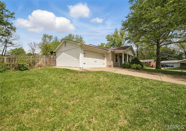 Photo 1 of Single Family Residence at 329 Woodbridge Dr, Saint Charles, MO 63303 | MLS# MIS25017011 |  | Sold on 2025-06-06