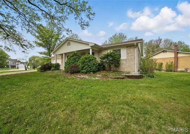 Photo 2 of Single Family Residence at 329 Woodbridge Dr, Saint Charles, MO 63303 | MLS# MIS25017011 |  | Sold on 2025-06-06