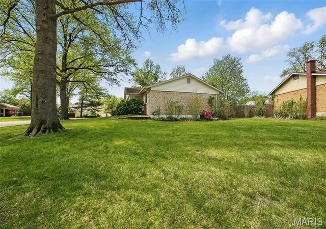 Photo 3 of Single Family Residence at 329 Woodbridge Dr, Saint Charles, MO 63303 | MLS# MIS25017011 |  | Sold on 2025-06-06