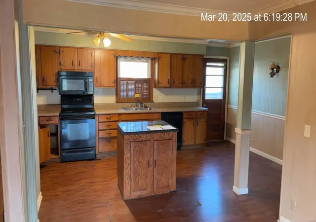 Photo 4 of Single Family Residence at 601 S Hickory, Dexter, MO 63841 | MLS# MIS25017089 | | Sold on 2025-05-13