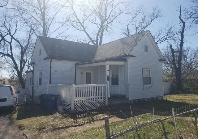 Single Family Residence at 8312 Eads Ave, Saint Louis, MO 63114 | MLS# MIS25017242 | | Sold on 2025-04-08
