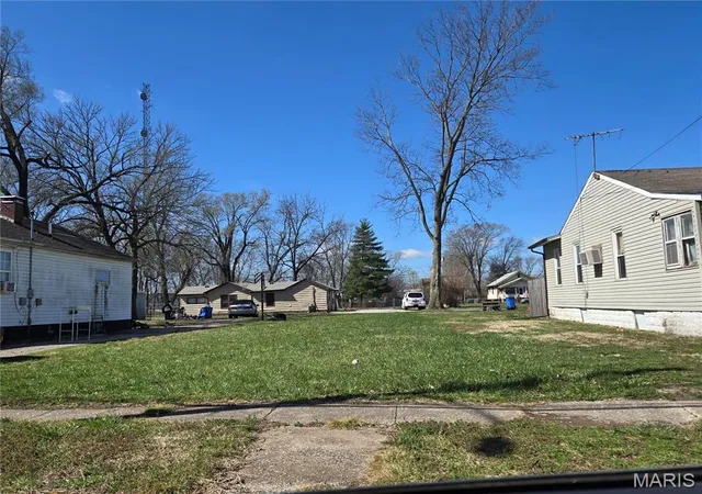 Homes for sale in East Alton, IL | 330 S Pence St, East Alton, IL 62024 | MLS# MIS25017400