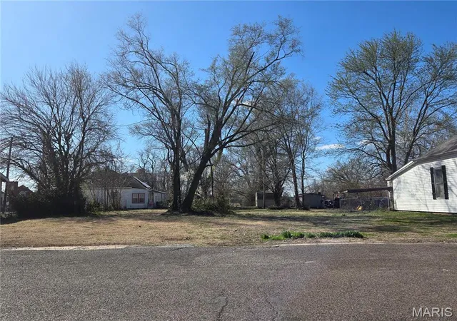 Homes for sale in East Alton, IL | 405 Dry St, East Alton, IL 62024 | MLS# MIS25017401