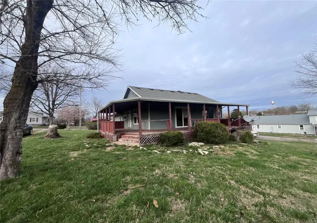 Photo 1 of Single Family Residence at 402 W Maple St, Conway, MO 65632 | MLS# MIS25017598 | | Sold on 2025-05-14