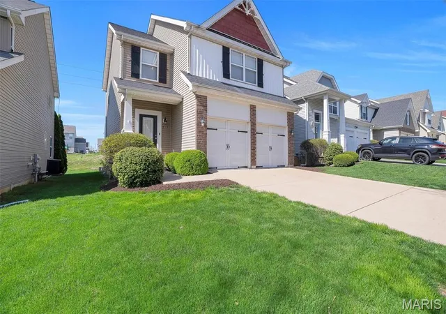 Photo 2 of Villa at 413 Parkgate Dr, Lake Saint Louis, MO 63367 | MLS# MIS25017603 | | Sold on 2025-05-12