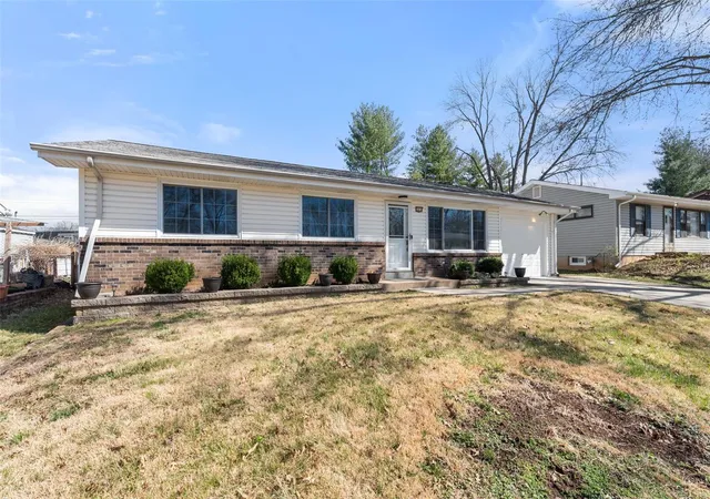 Photo 1 of Single Family Residence at 2414 Banister Dr, Saint Louis, MO 63125 | MLS# MIS25017777 | | Sold on 2025-05-21