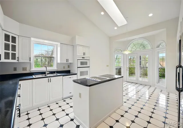 Photo 4 of Villa at 8009 Mastis Ct, Saint Louis, MO 63123 | MLS# MIS25017795 | | Sold on 2025-04-30
