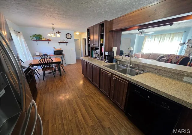 Photo 3 of Manufactured Home at 801 Memorial Dr, Sainte Genevieve, MO 63670 | MLS# MIS25017872 |  | Sold on 2025-05-22