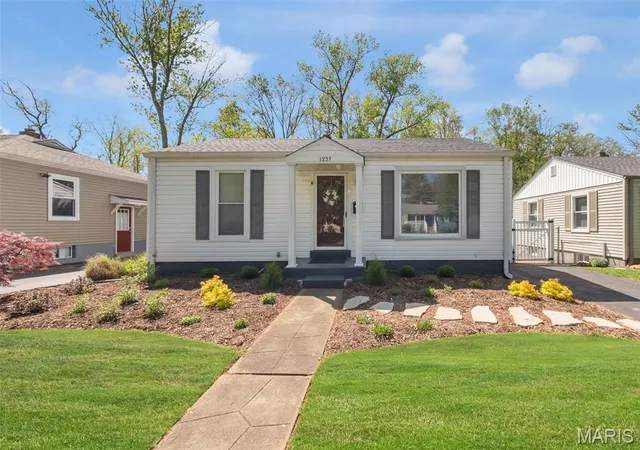 Photo 1 of Single Family Residence at 1237 Avery Ct, Saint Louis, MO 63122 | MLS# MIS25018347 | | Sold on 2025-05-15
