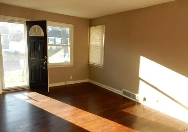 Photo 2 of Single Family Residence at 5533 Sunbury Ave, Saint Louis, MO 63136 | MLS# MIS25018711 | | Sold on 2025-05-01