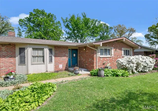Photo 2 of Single Family Residence at 16 Larkin Ln, Saint Louis, MO 63128 | MLS# MIS25018828 | | Sold on 2025-07-01