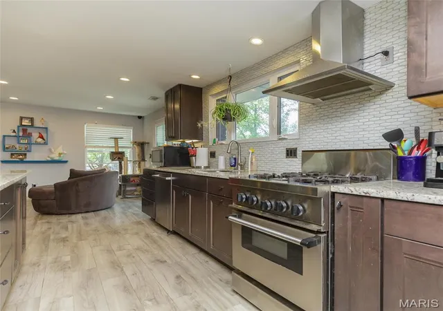 Photo 4 of Single Family Residence at 86 Pebblebrook Ln, Saint Louis, MO 63146 | MLS# MIS25018854 |  | Sold on 2025-05-23