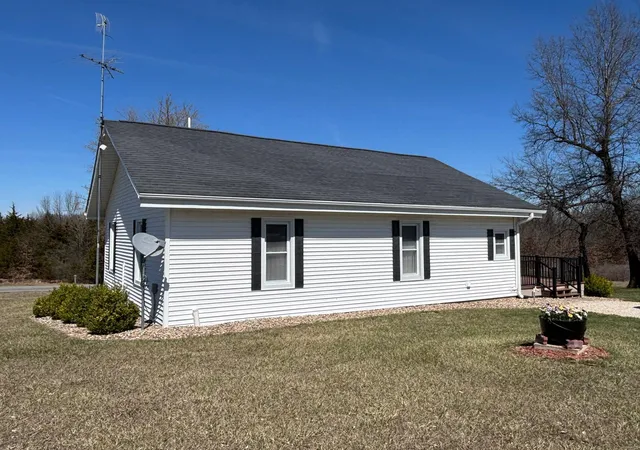 Photo 4 of Single Family Residence at 31061 Route Ff, Hunnewell, MO 63443 | MLS# MIS25018989 | | Sold on 2025-05-09