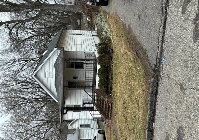 Photo 3 of Single Family Residence at 3229 Royalton Ave, Saint Louis, MO 63114 | MLS# MIS25019251 | | Sold on 2025-04-21