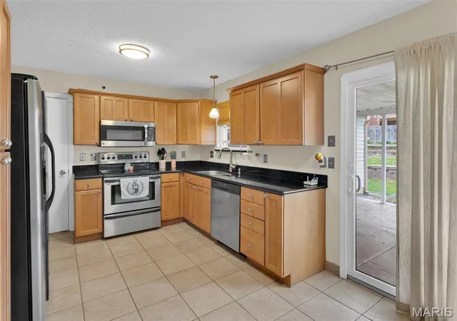 Photo 3 of Single Family Residence at 7 Buckeye Pl Ct, Saint Peters, MO 63376 | MLS# MIS25019292 | | Sold on 2025-05-19