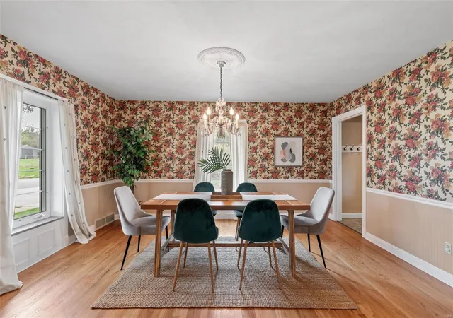 Photo 4 of Single Family Residence at 5020 Creighton Dr, Saint Louis, MO 63123 | MLS# MIS25019339 | | Sold on 2025-05-07