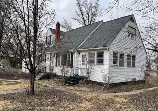 Photo 1 of Single Family Residence at 525 W Lee St, Moberly, MO 65270 | MLS# MIS25019343 | | Sold on 2025-04-18