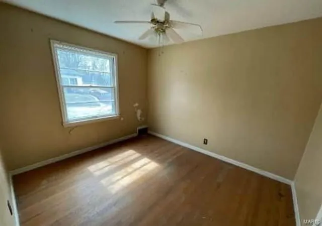 Photo 3 of Single Family Residence at 525 W Lee St, Moberly, MO 65270 | MLS# MIS25019343 | | Sold on 2025-04-18