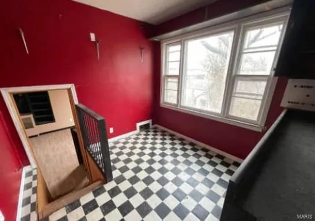 Photo 5 of Single Family Residence at 525 W Lee St, Moberly, MO 65270 | MLS# MIS25019343 | | Sold on 2025-04-18