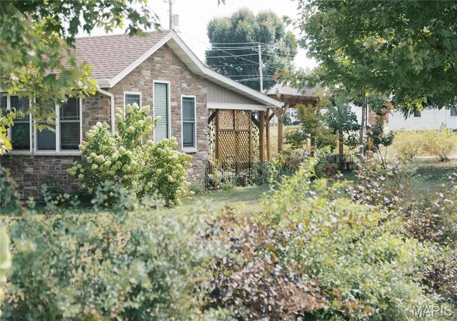 Photo 3 of Single Family Residence at 112 E Washington Ave, Owensville, MO 65066 | MLS# MIS25019382 |  | Sold on 2025-11-14