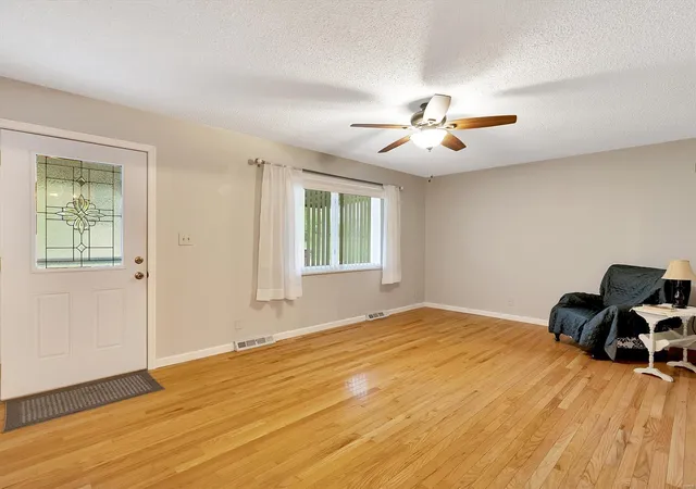 Photo 4 of Single Family Residence at 976 Oak, Saint Clair, MO 63077 | MLS# MIS25019423 | | Sold on 2025-05-09