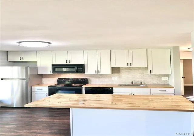 Photo 3 of Condominium at 10395 Forest Brook Ln #G, Saint Louis, MO 63146 | MLS# MIS25019760 | | Sold on 2025-07-24