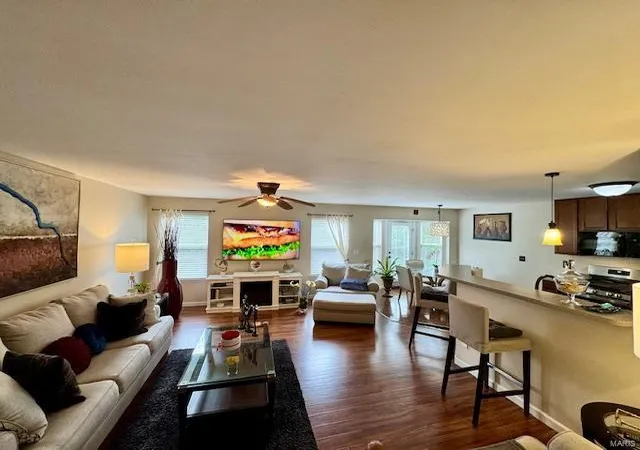 Photo 3 of Townhouse at 463 Parkgate Dr, Lake Saint Louis, MO 63367 | MLS# MIS25019971 | | Sold on 2025-06-16