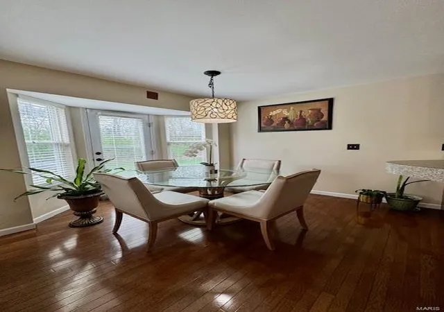 Photo 4 of Townhouse at 463 Parkgate Dr, Lake Saint Louis, MO 63367 | MLS# MIS25019971 | | Sold on 2025-06-16