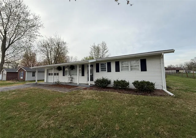 Photo 3 of Single Family Residence at 412 E Walsh St, Montgomery City, MO 63361 | MLS# MIS25020028 | | Sold on 2025-04-30