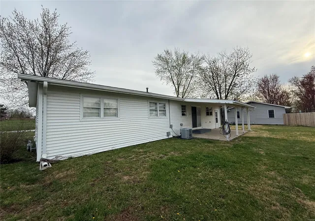 Photo 5 of Single Family Residence at 412 E Walsh St, Montgomery City, MO 63361 | MLS# MIS25020028 | | Sold on 2025-04-30