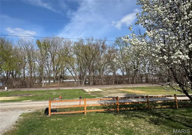 Photo 3 of Single Family Residence at 13899 Riverview Dr, New London, MO 63459 | MLS# MIS25020104 | | Sold on 2025-06-13