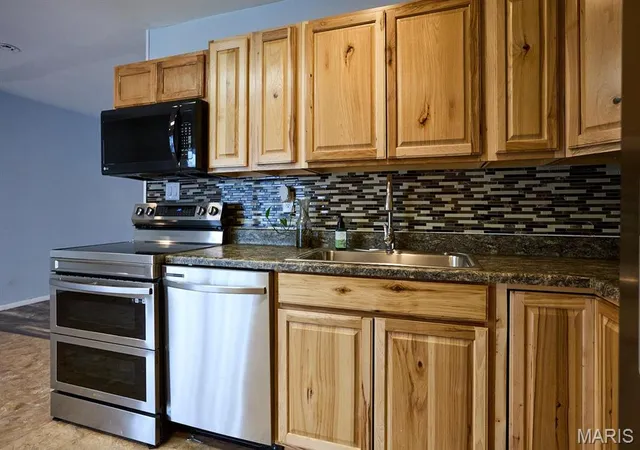 Photo 4 of Single Family Residence at 10962 Kingsmere Dr, Saint Louis, MO 63123 | MLS# MIS25020313 |  | Sold on 2025-06-18