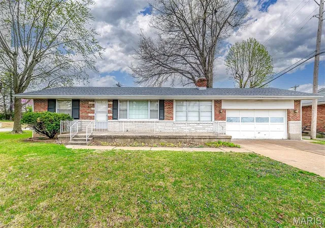 Single Family Residence at 1000 Crete Dr, Saint Louis, MO 63137 | MLS# MIS25020481 | | Sold on 2025-04-29