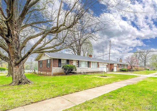Photo 2 of Single Family Residence at 1000 Crete Dr, Saint Louis, MO 63137 | MLS# MIS25020481 | | Sold on 2025-04-29