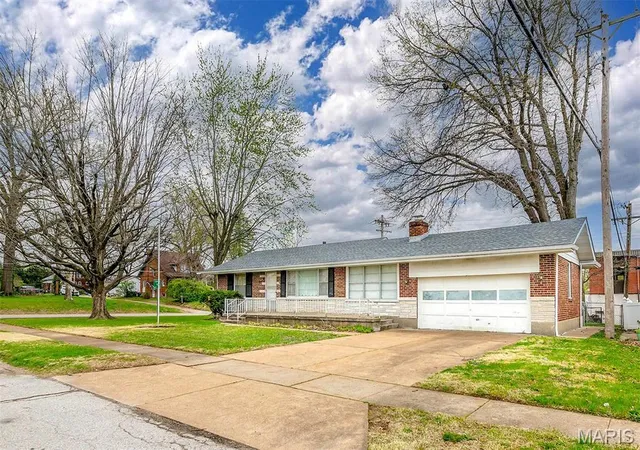 Photo 3 of Single Family Residence at 1000 Crete Dr, Saint Louis, MO 63137 | MLS# MIS25020481 | | Sold on 2025-04-29