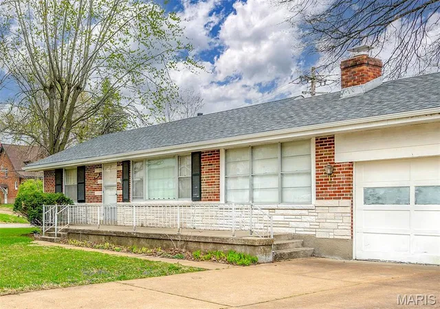 Photo 4 of Single Family Residence at 1000 Crete Dr, Saint Louis, MO 63137 | MLS# MIS25020481 | | Sold on 2025-04-29