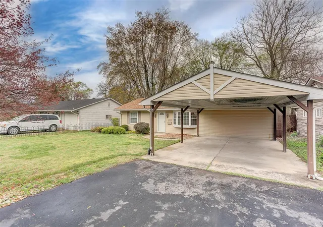 Photo 3 of Single Family Residence at 807 N 88Th St, East Saint Louis, IL 62203 | MLS# MIS25020682 |  | Sold on 2025-06-03