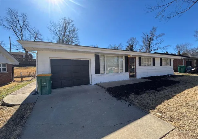 Single Family Residence at 924 Marias Dr, Saint Louis, MO 63137 | MLS# MIS25020718 | | Sold on 2025-05-14