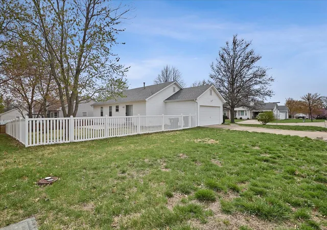 Photo 3 of Single Family Residence at 100 Eric Craig Ct, Saint Peters, MO 63376 | MLS# MIS25020755 | | Sold on 2025-04-30