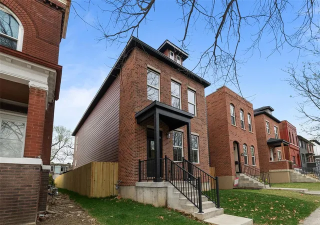 Photo 1 of Single Family Residence at 3406 Vista Ave, Saint Louis, MO 63104 | MLS# MIS25020774 | | Sold on 2025-05-23