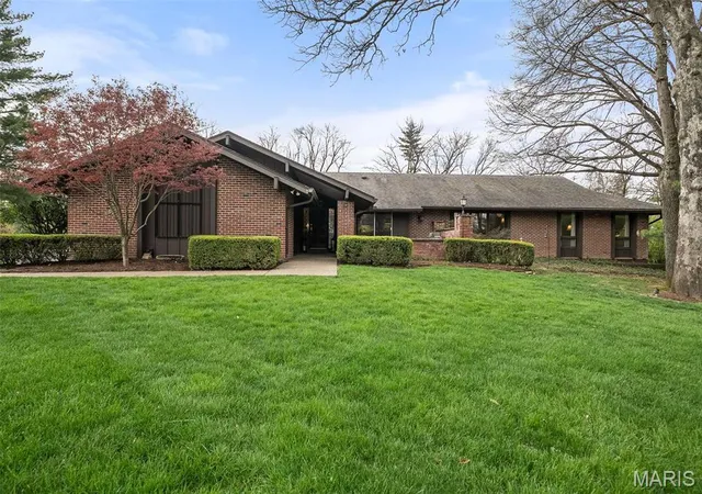 Single Family Residence at 3 Huntleigh Trails Ln, Saint Louis, MO 63131 | MLS# MIS25020905 | | Sold on 2025-06-06